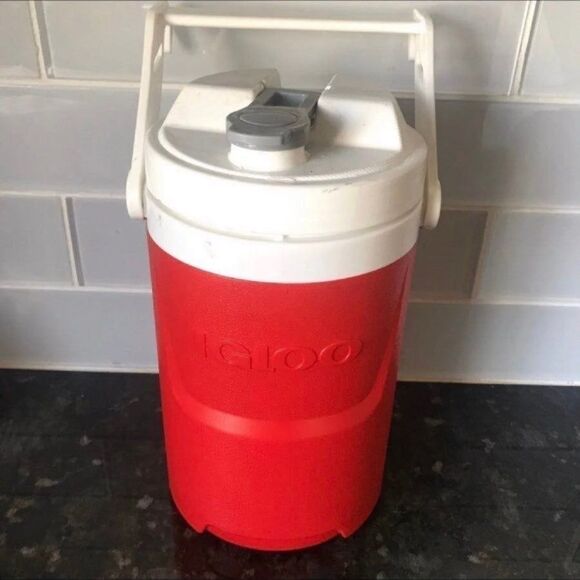Igloo Laguna Half Gallon Water Jug Cooler Thermos Red w/ Hooks & Handle - Picture 3 of 8